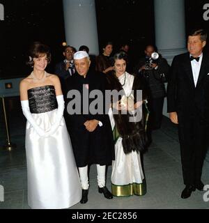 Abendessen zu Ehren von Jawaharlal Nehru, Premierminister von Indien, 8:00pm Uhr. (L-R) First Lady Jacqueline Kennedy, Premierminister Jawaharlal Nehru, Indira Gandhi und Präsident John F. Kennedy nehmen an einem Abendessen zu Ehren von Premierminister Nehru Teil. Personen im Hintergrund sind nicht identifiziert. North Portico, White House, Washington, D.C., rnrnrn Stockfoto