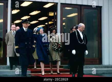 First Lady Jacqueline Kennedyu2019s (JBK) Reise nach Indien und Pakistan: Rom, Italien, Besuch des Päpstlichen Nordamerikanischen Kollegs; Blick auf die Stadt. First Lady Jacqueline Kennedy (Mitte) spaziert nach ihrer Ankunft in Rom mit mehreren unbekannten Personen. Frau Kennedy besuchte Italien und die Vatikanstadt, um Papst Johannes XXIII. Auf dem Weg nach Indien und Pakistan zu treffen. Stockfoto
