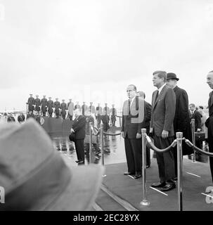 Ankunft von Roberto F. Chiari, Präsident von Panama, 11:00am Uhr. Präsident John F. Kennedy und Präsident von Panama, Roberto F. Chiari, nehmen an der Ankunftszeremonie zu Ehren von Präsident Chiari Teil. Auf der Überprüfungsplattform (L-R): Präsident Chiari; Minister für Auswärtige Beziehungen von Panama, Dr. Galileo Solis; Präsident Kennedy; US-Außenminister Dean Rusk; und Botschafter von Panama, Augusto Guillermo Arango. Ebenfalls im Bild: Botschafter Nicaraguas und Dekan des Diplomatischen Korps, Dr. Guillermo Sevilla-Sacasa; Finanzminister und Schatzkammer von Panama, Dr. Gilberto Arias; Inhaber von Radi Stockfoto