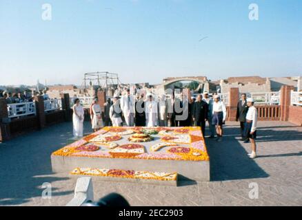 First Lady Jacqueline Kennedyu2019s (JBK) Reise nach Indien und Pakistan: Neu Delhi, Delhi, Indien, Besuch des Mahatma Gandhi Memorial (Raj Ghat). First Lady Jacqueline Kennedy (Mitte) beobachtet eine Schweigeminute, nachdem sie auf dem Samadhi von Mohandas Gandhi, u201cRaj Ghat,u201d in Delhi, Indien, eine Rosenschnur gelegt hat. Ebenfalls im Bild: Chief Commissioner von Delhi, Bhagwan Sahay (links von Frau Kennedy); Indian Chief of Protocol, S. K. Banerji (rechts von Frau Kennedy); US-Botschafter in Indien, John Kenneth Galbraith (links von Kommissar Sahay); Kitty Galbraith, Ehefrau des Botschafters (zweite von Stockfoto
