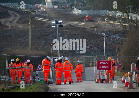 Harefield, Uxbridge, Middlesex, Großbritannien. 13th. Februar 2021. Die Gerichtsvollzieher des Nationalen Räumungsteams haben heute Morgen Stop HS2 Aktivisten aus ihrem Lager in der Harvil Road in den frühen Morgenstunden vertrieben. Zwei Demonstranten bleiben auf dem Gelände in Bäumen. HS2 haben die Harvil Road ab heute bis zum 21st. Februar geschlossen. Zahlreiche HS2 Sicherheitskräfte blockierten heute Morgen den Zugang zur Straße. HS2 Ltd bauen ein Viadukt über die Harvil Road für die umstrittene High Speed Rail 2 Verbindung von London nach Birmingham und haben Hektar Bäume und Landschaft in der Gegend zerstört. Quelle: Maureen McLean/Alam Stockfoto