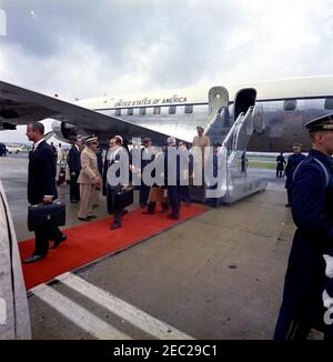 Ankunft von Roberto F. Chiari, Präsident von Panama, 11:00am Uhr. Präsident John F. Kennedy begrüßt die Mitglieder der offiziellen Partei des Präsidenten von Panama, Roberto F. Chiari, bei ihrer Ankunft am Terminal des Militärflugverkehrsdienstes (MAT). Von links nach rechts: Besitzer von Radio Programs Continentales (Continental Radio Programs), Fernando Eleta; Protokolloffizier für das Außenministerium, Richard J. Gookin; Kommandant des Marine Corps, General David M. Shoup; Mitglied des Nationalen Wirtschaftsrates von Panama, Rubu00e9n Daru00edo Carles; US-Staatssekretär, Dean Rusk (teilweise h Stockfoto