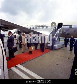 Ankunft von Roberto F. Chiari, Präsident von Panama, 11:00am Uhr. Präsident John F. Kennedy begrüßt die Mitglieder der offiziellen Partei des Präsidenten von Panama, Roberto F. Chiari, bei ihrer Ankunft am Terminal des Militärflugverkehrsdienstes (MAT). Von links nach rechts: mitglied des Nationalen Wirtschaftsrates von Panama, Rubu00e9n Daru00edo Carles; Protokolloffizier für das Außenministerium, Richard J. Gookin; Kommandant des Marine Corps, General David M. Shoup; nicht identifiziert; US-Außenminister, Dean Rusk (teilweise versteckt); Präsident Kennedy; Chef des Protokolls von Panama, Camilo Levy Sal Stockfoto