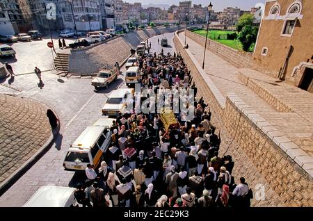 Typische jemenitische Frauen und Männer in der Stadt Sanaa Stockfoto