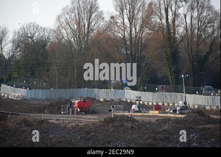 Harefield, Uxbridge, Middlesex, Großbritannien. 13th. Februar 2021. Ein Krankenwagen vor Ort. Die Gerichtsvollzieher des Nationalen Räumungsteams haben heute Morgen Stop HS2 Aktivisten aus ihrem Lager in der Harvil Road in den frühen Morgenstunden vertrieben. Zwei Demonstranten bleiben auf dem Gelände in Bäumen. HS2 haben die Harvil Road ab heute bis zum 21st. Februar geschlossen. Zahlreiche HS2 Sicherheitskräfte blockierten heute Morgen den Zugang zur Straße. HS2 Ltd bauen ein Viadukt über die Harvil Road für die umstrittene High Speed Rail 2 Verbindung von London nach Birmingham und haben Hektar Bäume und Landschaft in der Gegend zerstört. Credi Stockfoto