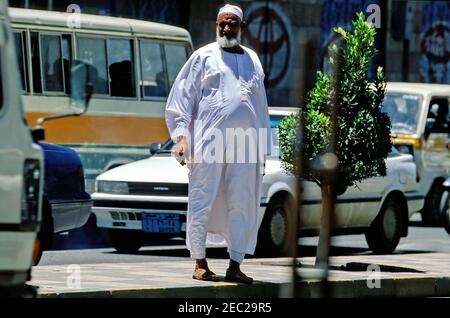 Typische jemenitische Frauen und Männer in der Stadt Sanaa Stockfoto