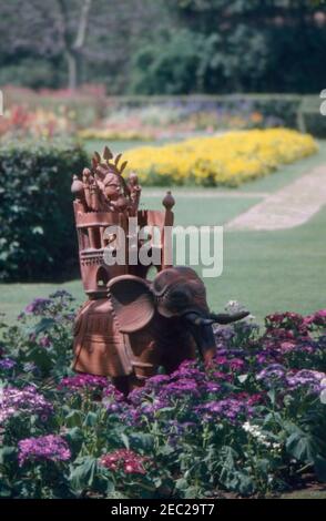 First Lady Jacqueline Kennedyu2019s (JBK) Reise nach Indien und Pakistan: Unidentifizierte Ansichten. Blick auf eine Elefantenstatue in einem Garten, während First Lady Jacqueline Kennedyu2019s Reise nach Indien. Stockfoto