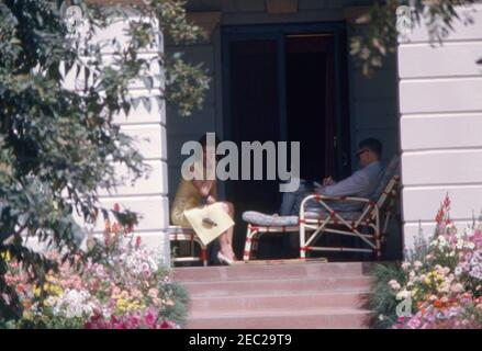 First Lady Jacqueline Kennedyu2019s (JBK) Reise nach Indien und Pakistan: Neu Delhi, Delhi, Indien, Premierminister von Indien Jawaharlal Nehruu0027s Residenz, Teen Murti Bhavan. First Lady Jacqueline Kennedy (links) fotografiert auf der Veranda von Teen Murti Bhavan, der offiziellen Residenz des indischen Premierministers Jawaharlal Nehru. Der Botschafter der Vereinigten Staaten in Indien, John Kenneth Galbraith, sitzt auf der rechten Seite. Neu Delhi, Indien. Stockfoto