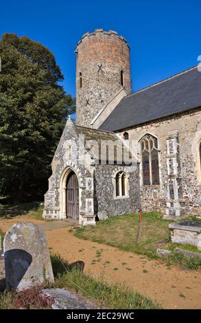 Rundturm Church of St. Peter und St. Paul, Burgh Castle, Norfolk Stockfoto