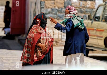 Typische jemenitische Frauen und Männer in der Stadt Sanaa Stockfoto