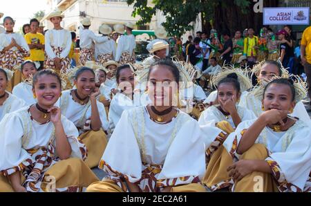 Dumaguete, Philippinen - 16. September 2017: Sandurot Festival Schauspieler ruhen vor der Aufführung. Karneval mit Tanz in bunten Kostümen. Wunderschön Stockfoto