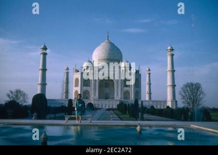 First Lady Jacqueline Kennedyu2019s (JBK) Reise nach Indien und Pakistan: Agra, Uttar Pradesh, Indien, Besuch von Taj Mahal. First Lady Jacqueline Kennedy besucht das Taj Mahal in Agra, Uttar Pradesh, Indien. Stockfoto