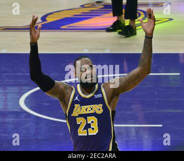 Los Angeles, Usa. Februar 2021, 13th. Los Angeles Lakers' Stürmer LeBron James feiern nach einem drei-Zeiger in der Lakers Comeback Sieg gegen die Memphis Grizzlies in der zweiten Hälfte im Staples Center in Los Angeles am Freitag, 12. Februar 2021. Die Lakers besiegten die Grizzlies 115-105. Foto von Jim Ruymen/UPI Kredit: UPI/Alamy Live Nachrichten Stockfoto