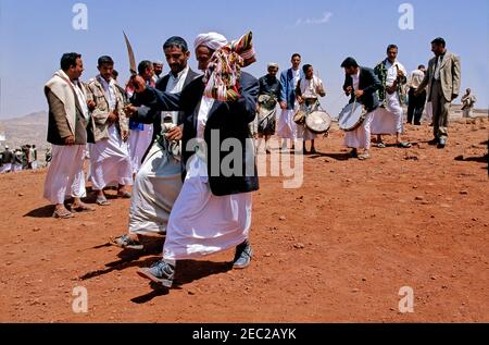 Typische jemenitische Frauen und Männer in der Stadt Sanaa Stockfoto