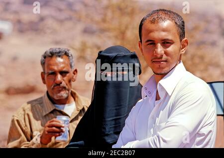 Typische jemenitische Frauen und Männer in der Stadt Sanaa Stockfoto