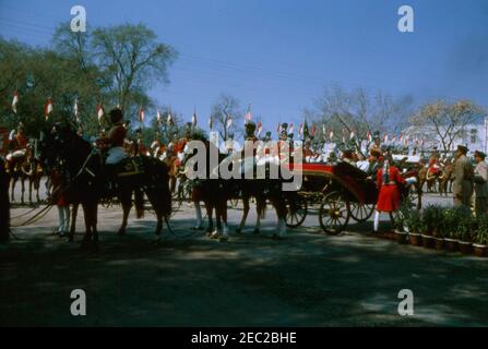 First Lady Jacqueline Kennedyu2019s (JBK) Reise nach Indien und Pakistan: Lahore, Punjab, Pakistan, Neunte Annual Pakistani National Horse and Cattle Show. First Lady Jacqueline Kennedy (rechts, hinten in der Kutsche) nimmt an der neunten jährlichen pakistanischen National Horse and Cattle Show im Fortress Stadium in Lahore, Punjab, Pakistan Teil. Der Präsident Pakistans, Mohammad Ayub Khan, sitzt neben der First Lady. Stockfoto