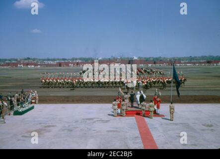 First Lady Jacqueline Kennedyu2019s (JBK) Reise nach Indien und Pakistan: Lahore, Punjab, Pakistan, Neunte Annual Pakistani National Horse and Cattle Show. First Lady Jacqueline Kennedy (mit hellblauem Mantel und Hut) nimmt an der neunten jährlichen pakistanischen National Horse and Cattle Show im Fortress Stadium in Lahore, Punjab, Pakistan Teil. Der Präsident Pakistans, Mohammad Ayub Khan, steht links von der First Lady. Stockfoto