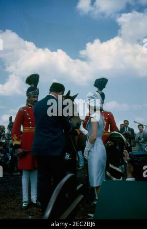 First Lady Jacqueline Kennedyu2019s (JBK) Reise nach Indien und Pakistan: Lahore, Punjab, Pakistan, Neunte Annual Pakistani National Horse and Cattle Show. Präsident Pakistans Mohammad Ayub Khan (links, zurück zur Kamera) präsentiert First Lady Jacqueline Kennedy (rechts) mit einem Pferd, Sardar, bei der neunten jährlichen pakistanischen National Horse and Cattle Show im Fortress Stadium in Lahore, Punjab, Pakistan. Stockfoto