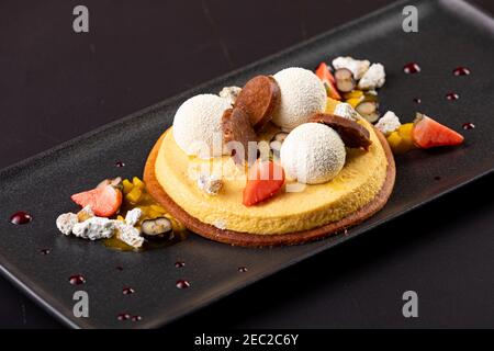 Japanische Süßwaren, Sakura Mochi auf Gericht mit Erdbeer-und Mangosauce. Restaurant serviert Stockfoto