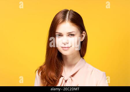 Hübsche Frau Glamour attraktiver Look abgeschnitten Ansicht gelben Hintergrund Stockfoto