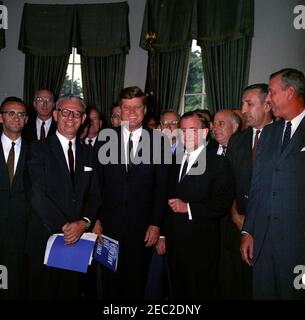 Präsentation des Missile Sites Labor Commissionu0027s Bericht an Präsident Kennedy, 12:40pm. Präsident John F. Kennedy posiert mit Mitgliedern der Presidentu2019s Missile Sites Labor Commission nach Erhalt des Berichts Commissionu0027s. Von links nach rechts (im Vordergrund): Samuel Silver, vom Amt des stellvertretenden Verteidigungsministers für Manpower; Arbeitsminister Arthur Goldberg; Präsident Kennedy; stellvertretender Sekretär der Luftwaffe, Joseph S. Imirie; Exekutivsekretär der Kommission, Julius E. Kuczma; Vice President of Industrial Relations für Martin Marietta Corporation, Douglas V. Stockfoto