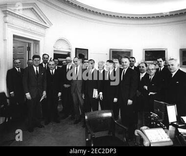 Besuch des Nationalen Exekutivkomitees des Nationalen Rates der Katholischen Männer, 10:40am. Präsident John F. Kennedy (erste Reihe, ganz links) besucht mit Mitgliedern des Nationalen Exekutivkomitees des Nationalen Rates der Katholischen Männer (NCCM). Präsident von NCCM, William F. Johnson, steht rechts von Präsident Kennedy. Ebenfalls im Bild: Mitglieder des NCCM National Executive Committee, Daniel Meaney und Walter F. McArdle. Oval Office, White House, Washington, D.C. [eine vollständige Teilnehmerliste finden Sie im Terminbuch Presidentu0027s.] Stockfoto
