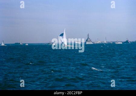 Präsident Kennedy beobachtet das Cup-Rennen 4th Americau0027s. Blick auf das vierte Rennen des 1962 Americau2019s Cup, vor der Küste von Newport, Rhode Island. Stockfoto