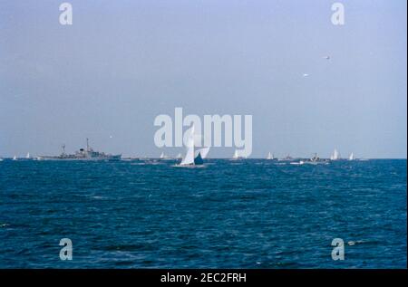 Präsident Kennedy beobachtet das Cup-Rennen 4th Americau0027s. Blick auf das vierte Rennen des 1962 Americau2019s Cup, vor der Küste von Newport, Rhode Island. Stockfoto