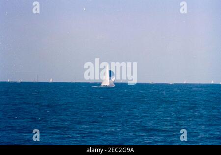 Präsident Kennedy beobachtet das Cup-Rennen 4th Americau0027s. Blick auf das vierte Rennen des 1962 Americau2019s Cup, vor der Küste von Newport, Rhode Island. Stockfoto