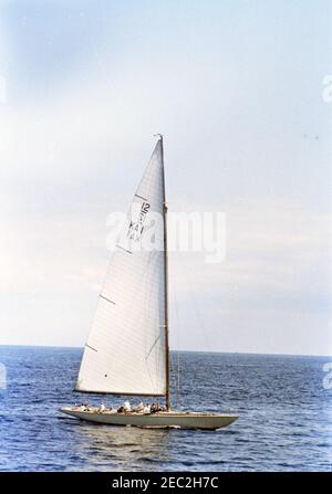 Präsident Kennedy beobachtet das Cup-Rennen 4th Americau0027s. Yacht u201cGretelu201d (des Royal Sydney Yacht Squadron) startet im vierten Rennen des 1962 Americau2019s Cup, vor der Küste von Newport, Rhode Island. Stockfoto