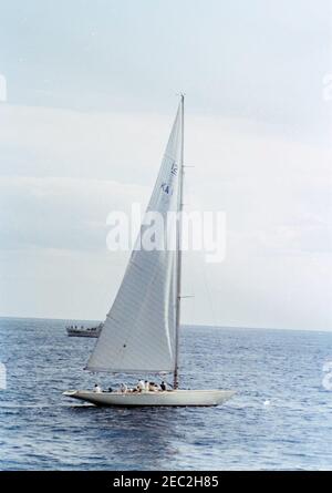 Präsident Kennedy beobachtet das Cup-Rennen 4th Americau0027s. Yacht u201cGretelu201d (des Royal Sydney Yacht Squadron) startet im vierten Rennen des 1962 Americau2019s Cup, vor der Küste von Newport, Rhode Island. Stockfoto