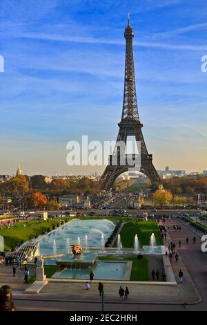 Der Eiffelturm von den Jardins de Trocadero, Paris, Frankreich. Das große Becken, oder Wasserspiegel, ist als der Brunnen von Warschau bekannt. Stockfoto