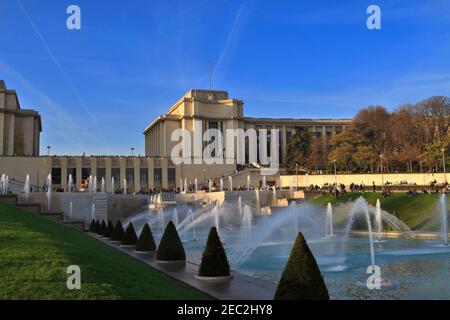 Trocadero, Paris, Frankreich. Unterhalb des Palais de Chaillot befinden sich die Jardins de Trocadero, Gärten, die von Jean-Charles Alphand entworfen wurden Stockfoto