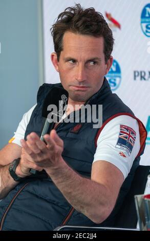 Auckland, Neuseeland, 13. Februar 2021 - Sir Ben Ainslie, Teamchef und Skipper der Britannia des INEOS Teams UK, nimmt an der Pressekonferenz nach dem Rennen am 1. Tag des Prada Cup Finals im Waitemata Harbour in Auckland Teil. Das britische Team verlor beide Rennen. Kredit: Rob Taggart/Alamy Live Nachrichten Stockfoto