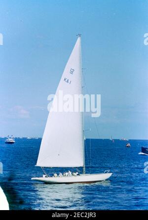 Präsident Kennedy beobachtet das Cup-Rennen 4th Americau0027s. Yacht u201cGretelu201d (des Royal Sydney Yacht Squadron) startet im vierten Rennen des 1962 Americau2019s Cup, vor der Küste von Newport, Rhode Island. Stockfoto