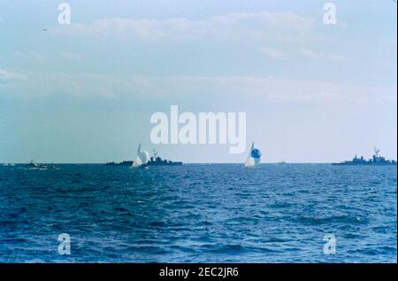 Präsident Kennedy beobachtet das Cup-Rennen 4th Americau0027s. Blick auf das vierte Rennen des 1962 Americau2019s Cup, vor der Küste von Newport, Rhode Island. Stockfoto