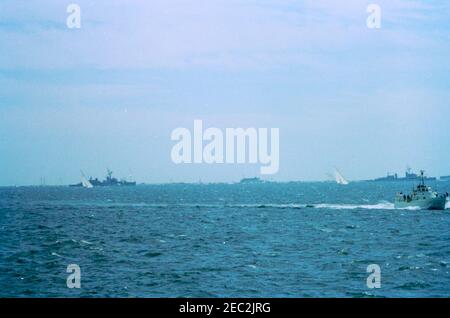 Präsident Kennedy beobachtet das Cup-Rennen 4th Americau0027s. Blick auf das vierte Rennen des 1962 Americau2019s Cup, vor der Küste von Newport, Rhode Island. Stockfoto