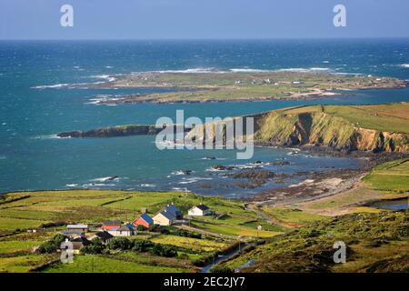 Atlantik an einem windigen Tag von der Upper Sky Road, Connemara, Republik Irland Stockfoto