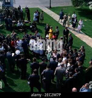 Besuch der Senior Class der Glen Lake (Michigan) High School, 9:50am Uhr. Präsident John F. Kennedy (Mitte, links) besucht mit Mitgliedern der Glen Lake High School (Maple City, Michigan) Senior Class auf dem West Wing Lawn des Weißen Hauses. Ebenfalls im Bild: Fotograf des National Park Service (NPS), Abbie Rowe; Student in Glen Lake, Duane Richardson; Senator Philip A. Hart (Michigan); Vertreter Robert P. Griffin (Michigan); Vertreter Ken Hechler (West Virginia); Korrespondent des Weißen Hauses für CBS News, Robert Pierpoint; Stellvertretender Pressesprecher, Malcolm Kilduff, Jr.; Geheimer Dienst des Weißen Hauses Stockfoto