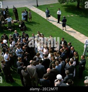 Besuch der Senior Class der Glen Lake (Michigan) High School, 9:50am Uhr. Präsident John F. Kennedy (untere Mitte) besucht mit Mitgliedern der Glen Lake High School (Maple City, Michigan) Senior Class auf dem West Wing Lawn des Weißen Hauses. Ebenfalls im Bild: Glen Lake Student, Duane Richardson; Vertreter Robert P. Griffin (Michigan); Vertreter Ken Hechler (West Virginia); Senator Philip A. Hart (Michigan); White House Korrespondent für CBS News, Robert Pierpoint; White House Secret Service Agenten, Roy Kellerman, Toby Chandler und Jack Warner. Alle anderen sind nicht identifiziert. Washington, D.C. Stockfoto