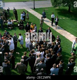 Besuch der Senior Class der Glen Lake (Michigan) High School, 9:50am Uhr. Präsident John F. Kennedy (Mitte) besucht mit Mitgliedern der Glen Lake High School (Maple City, Michigan) Senior Class auf dem West Wing Lawn des Weißen Hauses. Auch im Bild: White House Korrespondent für CBS News, Robert Pierpoint; Assistant Press Secretary, Malcolm Kilduff, Jr.; National Park Service (NPS) Fotograf, Abbie Rowe; Glen Lake Student, Duane Richardson; Vertreter Robert P. Griffin (Michigan); Senator Philip A. Hart (Michigan); Vertreter Ken Hechler (West Virginia); White House Secret Service Age Stockfoto