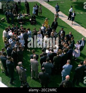 Besuch der Senior Class der Glen Lake (Michigan) High School, 9:50am Uhr. Präsident John F. Kennedy (Mitte, rechts) besucht mit Mitgliedern der Glen Lake High School (Maple City, Michigan) Senior Class auf dem West Wing Lawn des Weißen Hauses. Auch im Bild: White House Korrespondent für CBS News, Robert Pierpoint; National Park Service (NPS) Fotograf, Abbie Rowe; Glen Lake Student, Duane Richardson; Vertreter Ken Hechler (West Virginia); Senator Philip A. Hart (Michigan); Vertreter Robert P. Griffin (Michigan); Assistant Press Secretary, Malcolm Kilduff, Jr.; White House Secret Serv Stockfoto