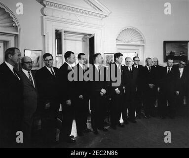 Vereidigung, General Advisory Committee of the Arms Control and Disarmament Agency, 12:18pm. Präsident John F. Kennedy (Mitte rechts) und Direktor der Arms Control and Disarmament Agency (ACDA) William C. Foster (ganz links) stehen mit Mitgliedern des General Advisory Committee der Arms Control and Disarmament Agency während der Vereidigung des Komitees. (L-R) Direktor Foster, Präsident der American Federation of Labor and Congress of Industrial Organizations (AFL-CIO) George Meany, Dean A. McGee, ehemaliger stellvertretender Sekretär der US Air Force for Researc Stockfoto