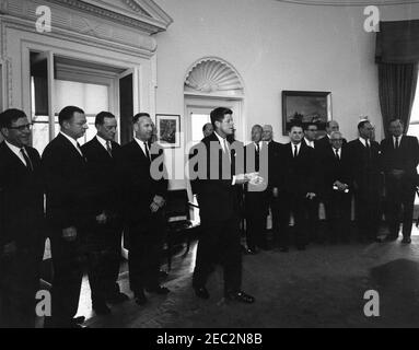 Vereidigung, General Advisory Committee of the Arms Control and Disarmament Agency, 12:18pm. Präsident John F. Kennedy (Mitte), Senator Hubert Humphrey von Minnesota (erster von rechts), Senator J. W. Fulbright von Arkansas (zweiter von rechts), Und Staatssekretär Dean Rusk (vierter von rechts, hinten) stehen mit Mitgliedern des Allgemeinen Beratenden Ausschusses der Rüstungskontrolle und Abrüstungsagentur während der Vereidigung des Ausschusses. Mitglieder des Ausschusses sind (L-R): Dean A. McGee, ehemaliger stellvertretender Sekretär der US-Luftwaffe für Forschung und Entwicklung Stockfoto