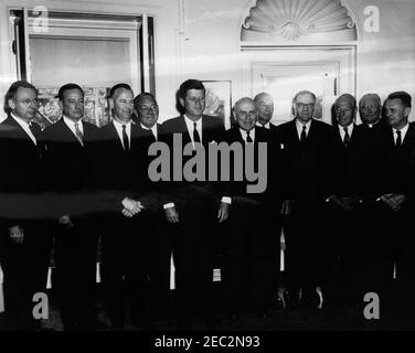 Vereidigung, General Advisory Committee of the Arms Control and Disarmament Agency, 12:18pm. Präsident John F. Kennedy steht mit Mitgliedern des Allgemeinen Beratenden Ausschusses der Rüstungskontrolle und Abrüstungsagentur während der Vereidigung des Ausschusses. (L-R) ehemaliger stellvertretender Sekretär der US-Luftwaffe für Forschung und Entwicklung Trevor Gardner, ehemaliger Stabschef des US-Luftwaffengenerals Thomas D. White, Dr. James Perkins, John Cowles, Präsident Kennedy, Ausschussvorsitzender John J. McCloy, Robert A. Lovett, Roger M. Blough, Herman Phleger, Stockfoto