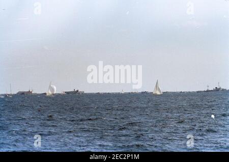 Präsident Kennedy beobachtet das Cup-Rennen 4th Americau0027s. Blick auf das vierte Rennen des 1962 Americau2019s Cup, vor der Küste von Newport, Rhode Island. Stockfoto