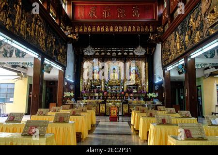 Ongpin St., Binondo, Manila, Philippinen. Februar 2021, 13th. Leere Sitze wie im buddhistischen Tempel Seng Guan in Divisoria, Tondo Manila während des chinesischen Neujahrs gesehen. Dies ist der erste buddhistische Tempel im Land und normalerweise strömen Menschen diesen Ort während des chinesischen Neujahrs. Kredit: Majority World CIC/Alamy Live Nachrichten Stockfoto