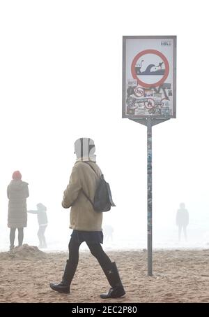 Hamburg, Deutschland. Februar 2021, 13th. Kinderwagen laufen durch den Nebel am Elbufer bei Strandperle. Quelle: Georg Wendt/dpa/Alamy Live News Stockfoto