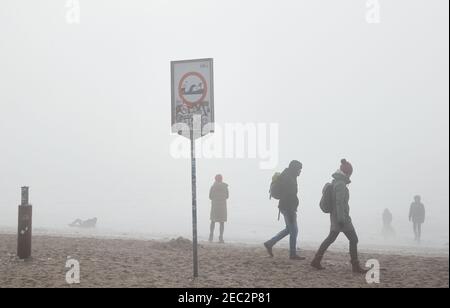 Hamburg, Deutschland. Februar 2021, 13th. Kinderwagen laufen durch den Nebel am Elbufer bei Strandperle. Quelle: Georg Wendt/dpa/Alamy Live News Stockfoto