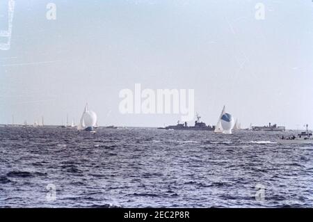 Präsident Kennedy beobachtet das Cup-Rennen 4th Americau0027s. Blick auf das vierte Rennen des 1962 Americau2019s Cup, vor der Küste von Newport, Rhode Island. Stockfoto